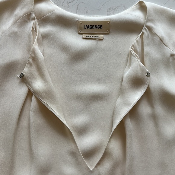 L'agence XS ivory Abella 100% Silk Relaxed Fit Sleeveless Keyhole Blouse - Picture 3 of 9